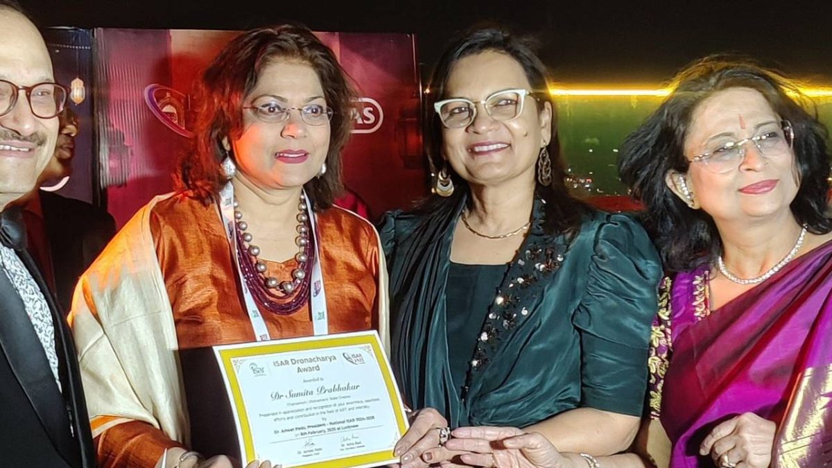 Dr Sumita Prabhakar at ISAR Lucknow 2025 receiving Dronacharya Award for her contribution in ART and infertility.