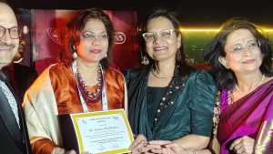 Dr Sumita Prabhakar at ISAR Lucknow 2025 receiving Dronacharya Award for her contribution in ART and infertility.