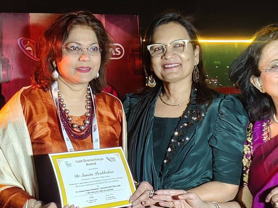 Dr Sumita Prabhakar at ISAR Lucknow 2025 receiving Dronacharya Award for her contribution in ART and infertility.