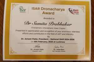 Dr Sumita Prabhakar at ISAR Lucknow 2025 receiving Dronacharya Award for her contribution in ART and infertility.