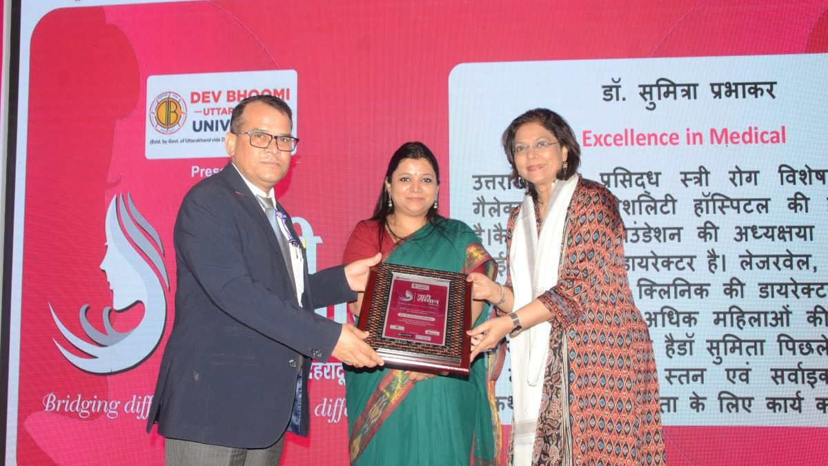 Dr. Sumita Prabhakar receiving Naari Samman Award for excellence in women's healthcare and fertility treatment in Dehradun